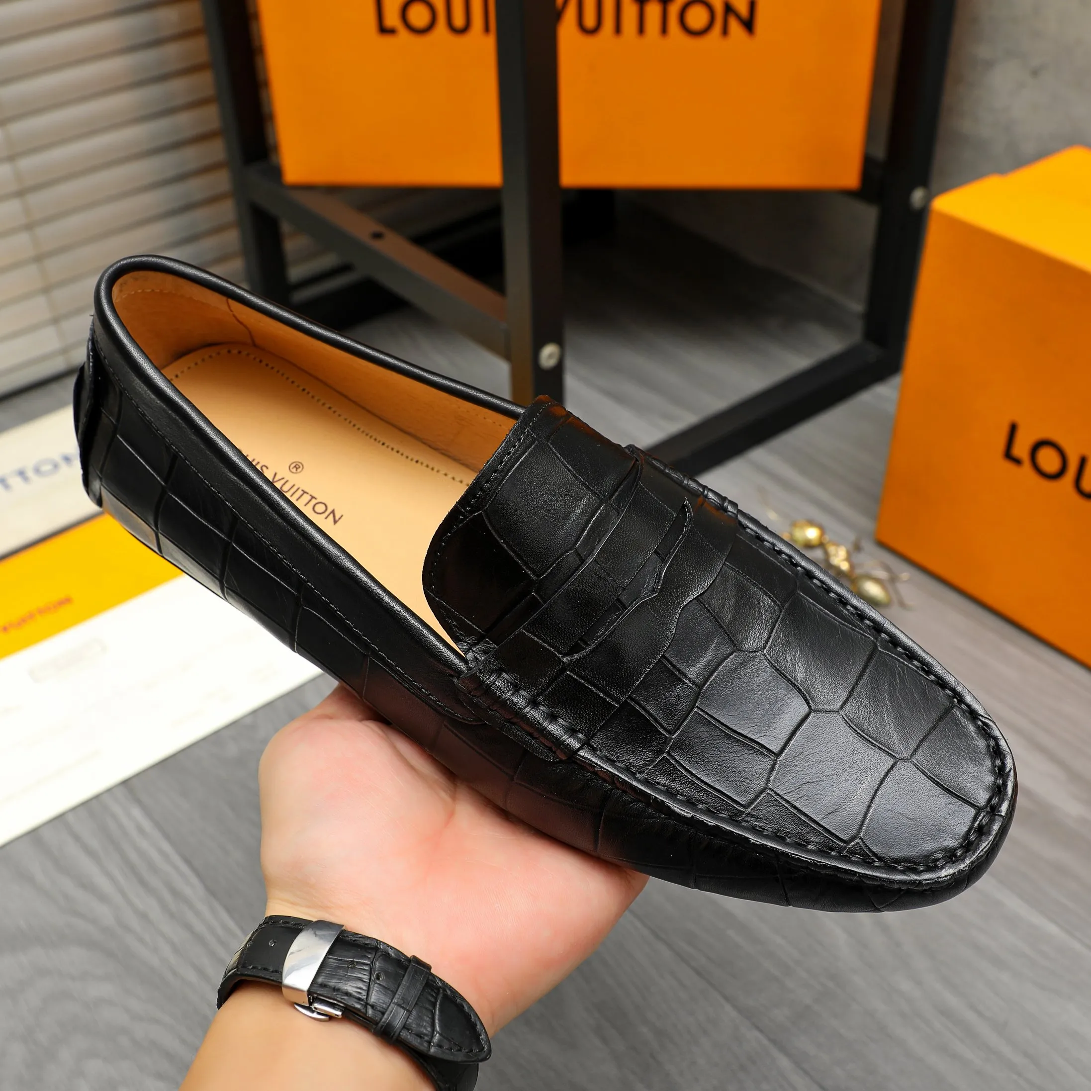 Men's shoes 💰380 Product trademark: LV "Louis Vuitton" casual slip-on shoes Regular size: 38-45 (45 is custom-made and non-returnable) Product materials: Selected stone pattern embossed cowhide upper, pigskin lining, rubber outsole